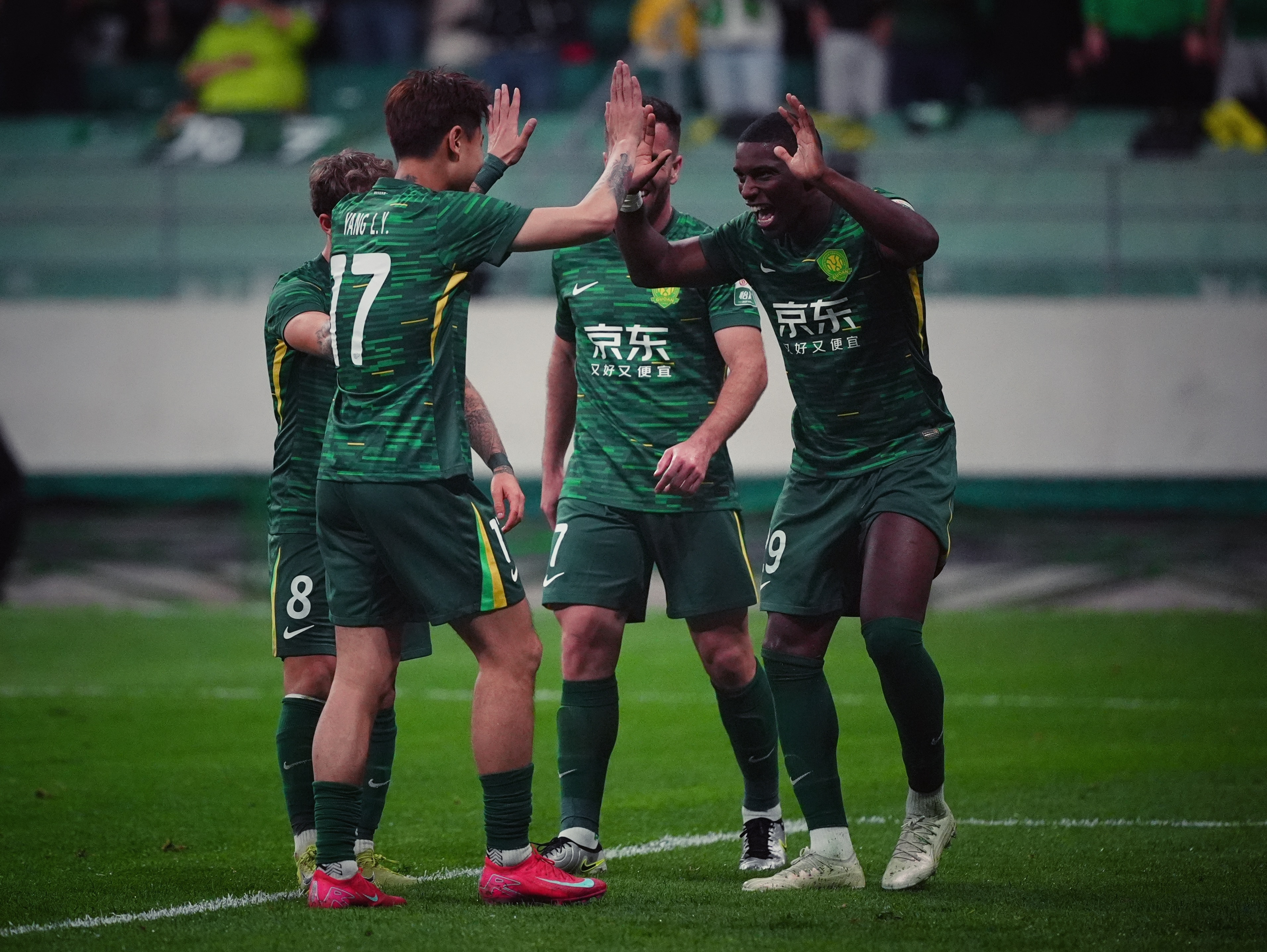 开云体育在线-北京国安战胜对手，球队前景看好